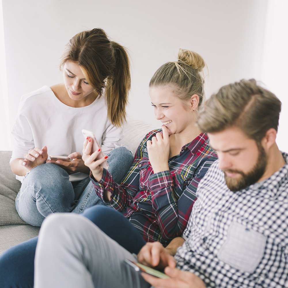 people-obsessed-with-phones-sitting-together